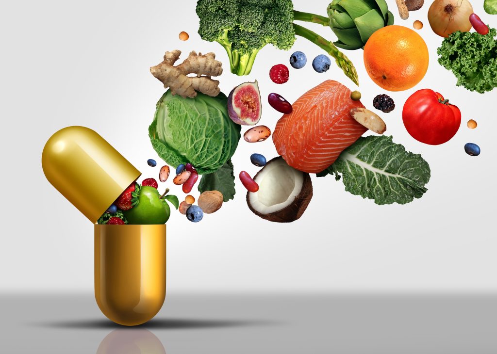 Kapsel mit frischem Gemüse, Obst und Kräutern – orthomolekulare Medizin